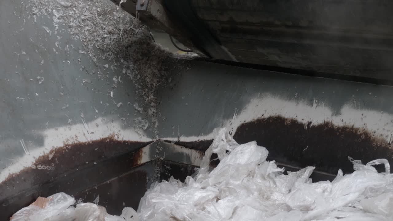 재활용 공장의 플라스틱 분쇄기