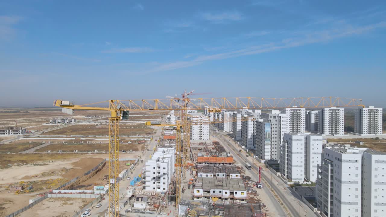toma aérea que viaja por encima del nuevo barrio de crane en la ciudad de netivot, israel