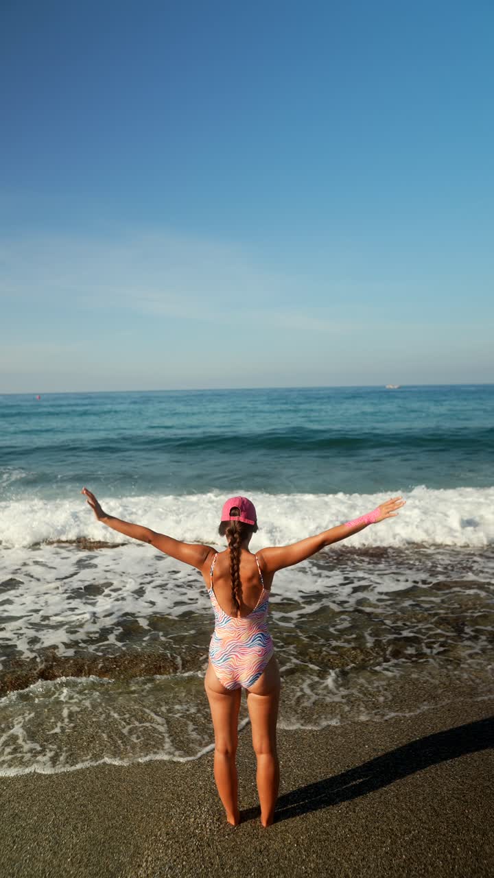 una mujer disfrutando de la playa.