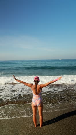 una mujer disfrutando de la playa.