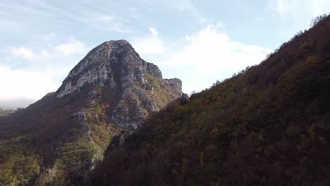 vista panorámica aérea del pico y el bosque de monte cigno, en las montañas apeninas italianas