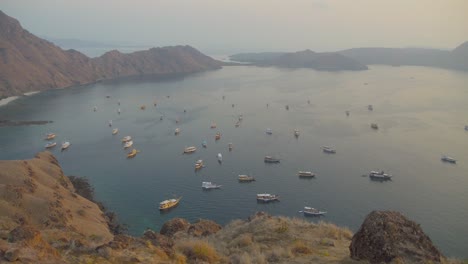 bahía de la isla de padar vista desde el promontorio en un día de niebla, indonesia