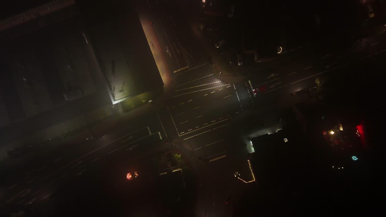 aerial de arriba hacia abajo disparo ascendente de coche en la unión de una pequeña ciudad estadounidense. nubes y niebla flotando en el cielo. casas y hogares en el área suburbana de ee.uu.