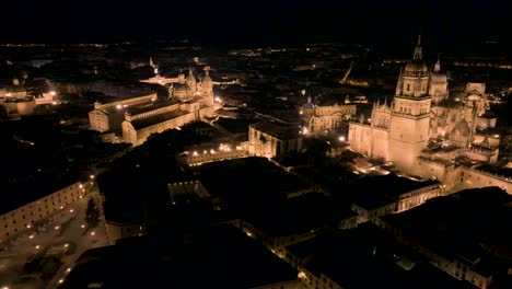 Toma-Aérea-De-Catedrales-Arquitectónicas-únicas-En-El-Centro-De-Salamanca,-España