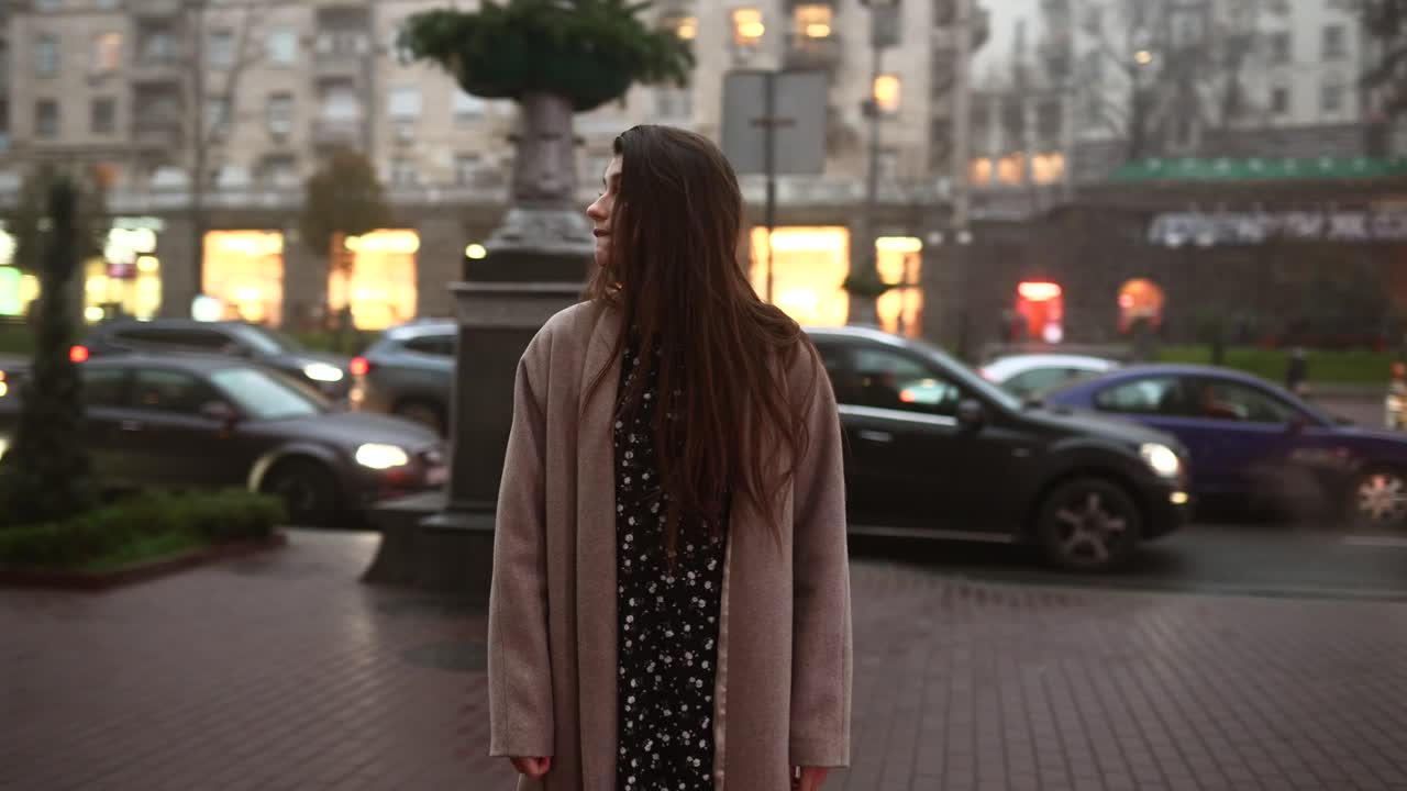 안개 가득 한 도시 거리 에서 고 있는 여자