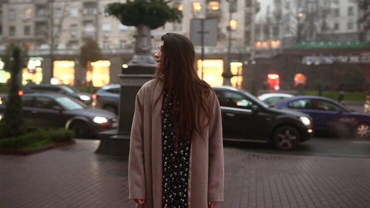 женщина идет по туманной городской улице