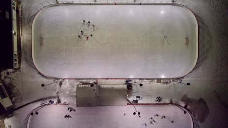 vista aérea de las pistas de hockey al aire libre por la noche, 4k