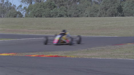 carreras de autos de fórmula en una pista de circuito 1