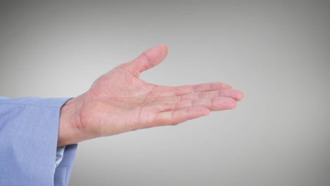 mano de un hombre de negocios con la palma de la mano vestido con un traje azul sobre un fondo gris