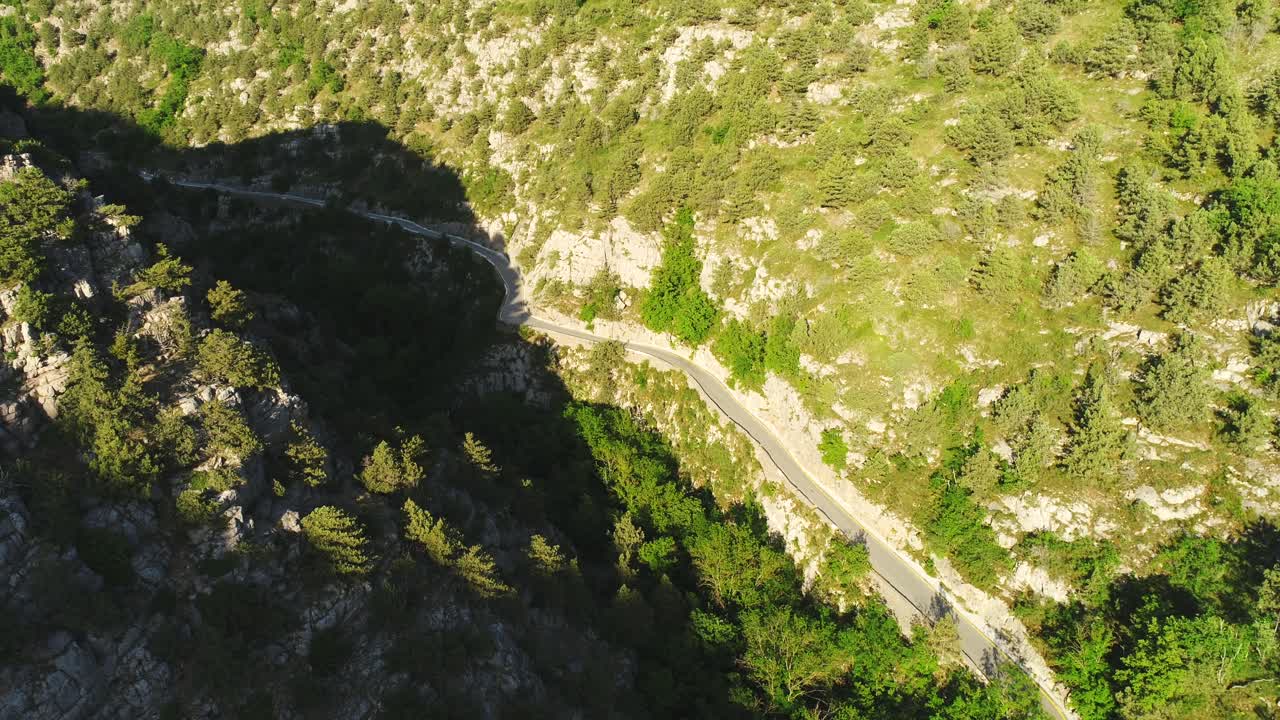 camino de montaña que serpentea a través del valle