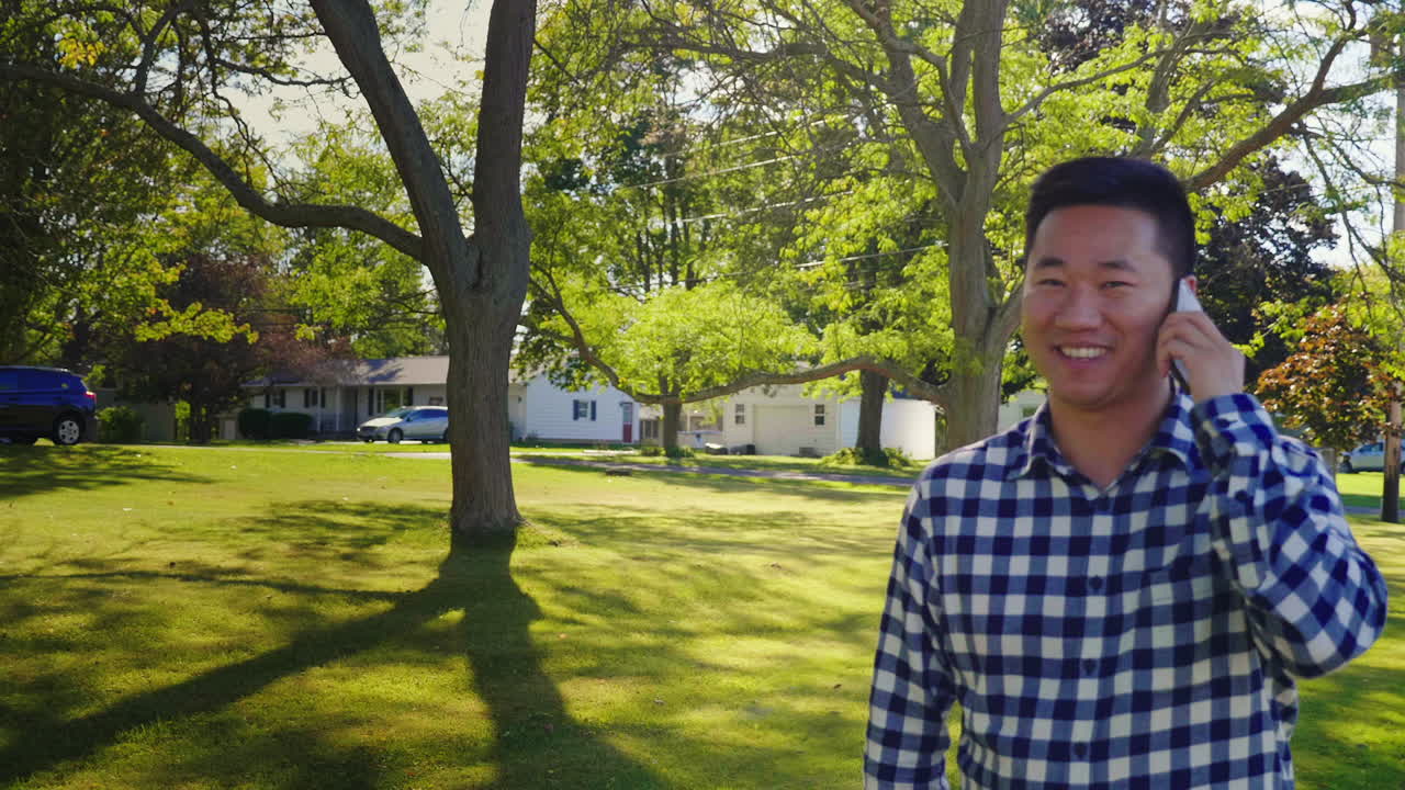 야외에서 전화 통화하는 남자