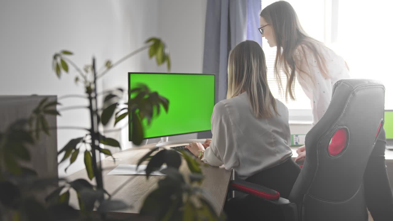 dos mujeres de negocios trabajan en la oficina en casa durante la cuarentena.