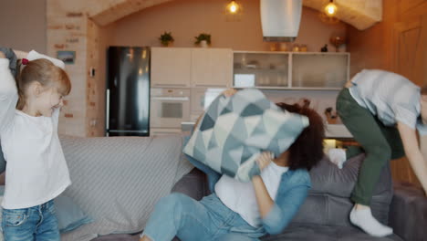 una feliz pelea de almohadas familiar