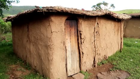 Casa-Masai-Artesanal-Tradicional-Hecha-Con-Paredes-De-Barro-Y-Puerta-De-Madera