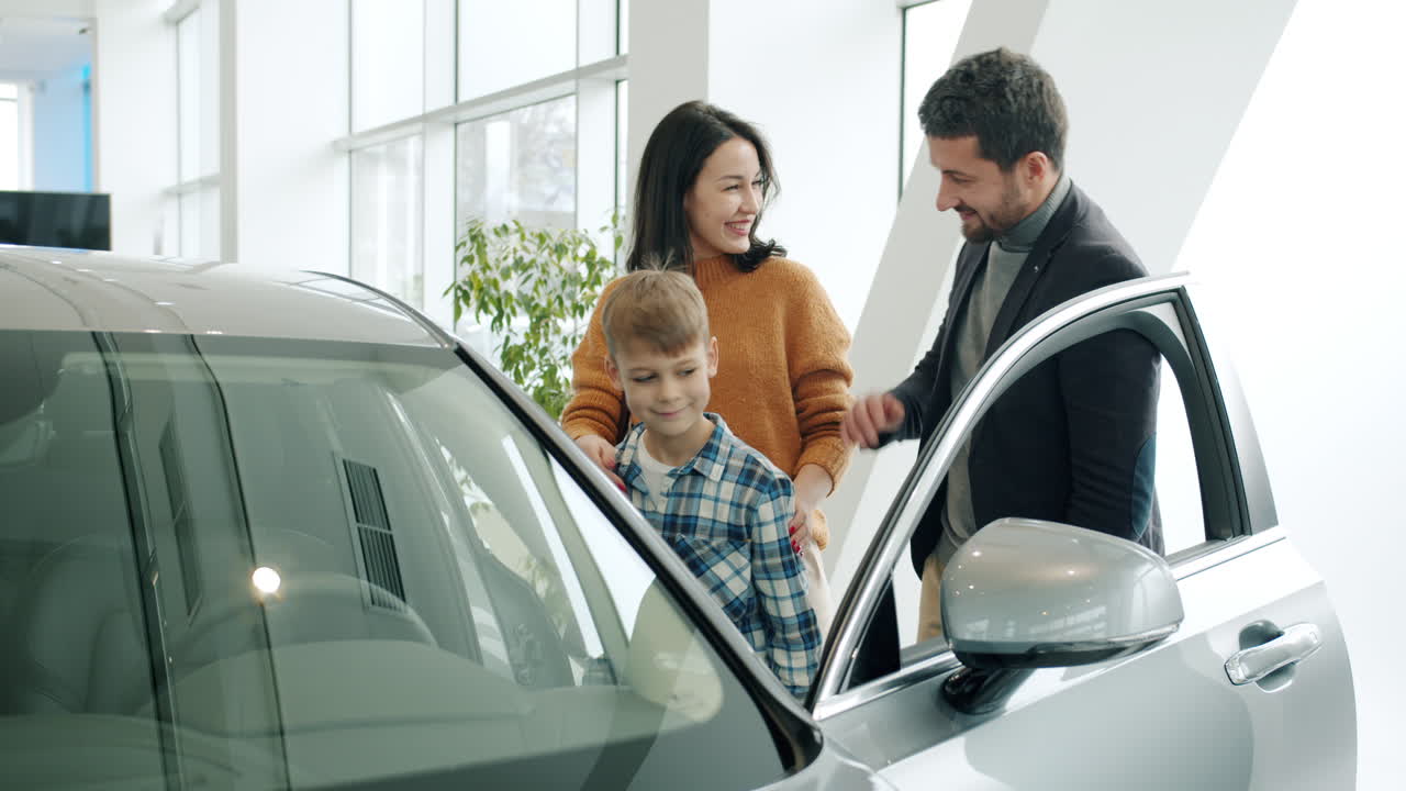 familia comprando un coche nuevo