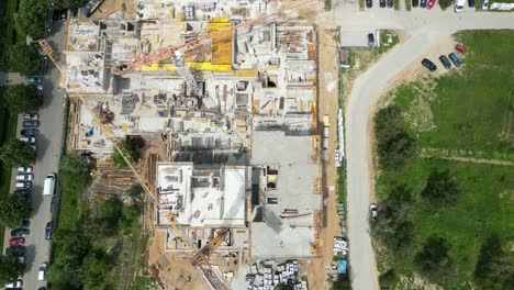 Aerial-view-of-construction-site-with-crane-and-building