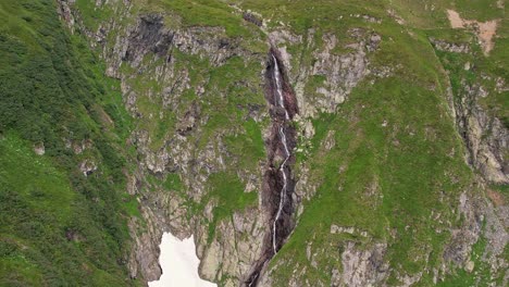 La-Cascada-De-Valea-Rea-Que-Cae-En-Cascada-Por-Las-Montañas-Fagaras,-Exuberante-Vegetación-Circundante,-Vista-Aérea