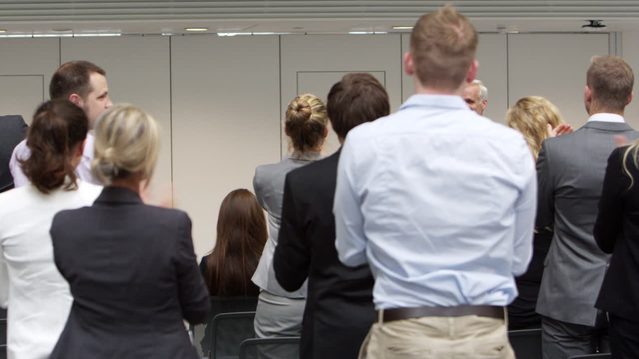 зрители аплодируют спикеру после презентации, снятой в r3d.