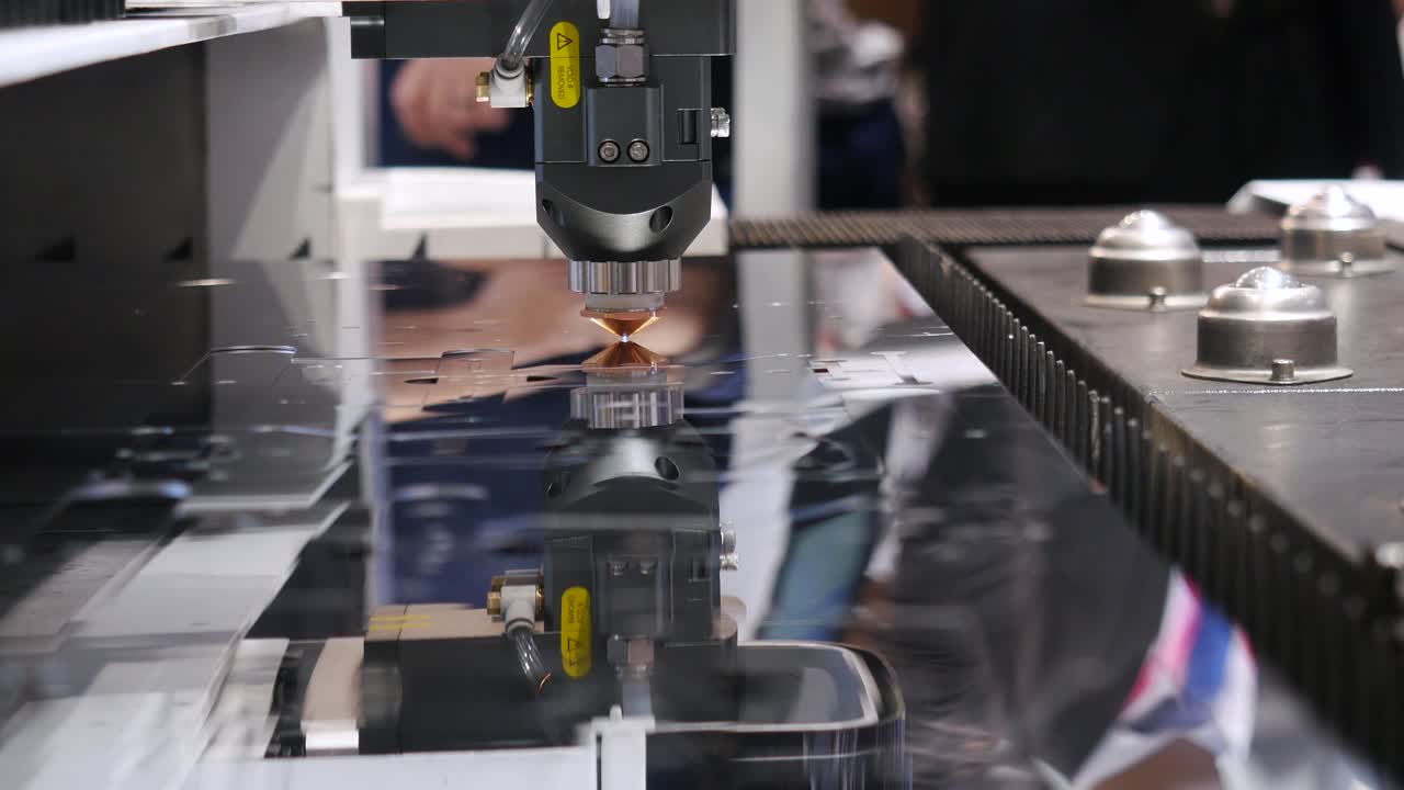 Máquina de corte láser en acción