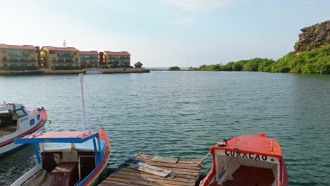 barcos de pescadores atracados en el muelle de madera en caracasbaai curacao al amanecer