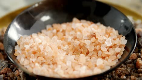 himalayan salt and black salt in plate 4k