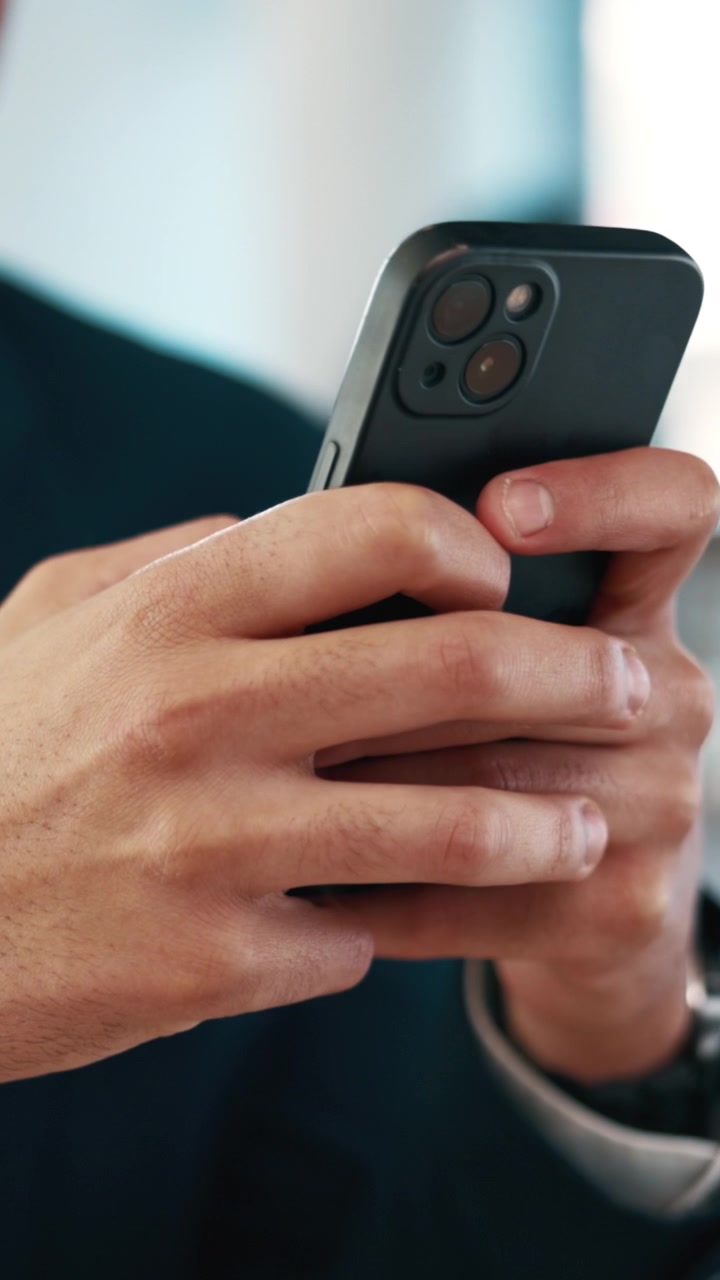 Primo Piano di un Uomo d'Affari che Usa uno Smartphone in Ufficio