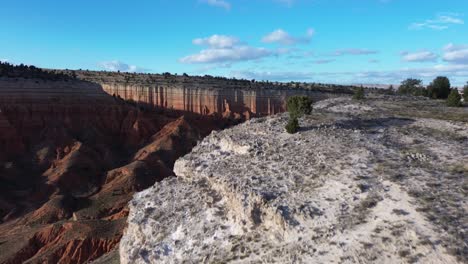 aéreo volando sobre un acantilado para revelar las vistas épicas del cañón de teruel