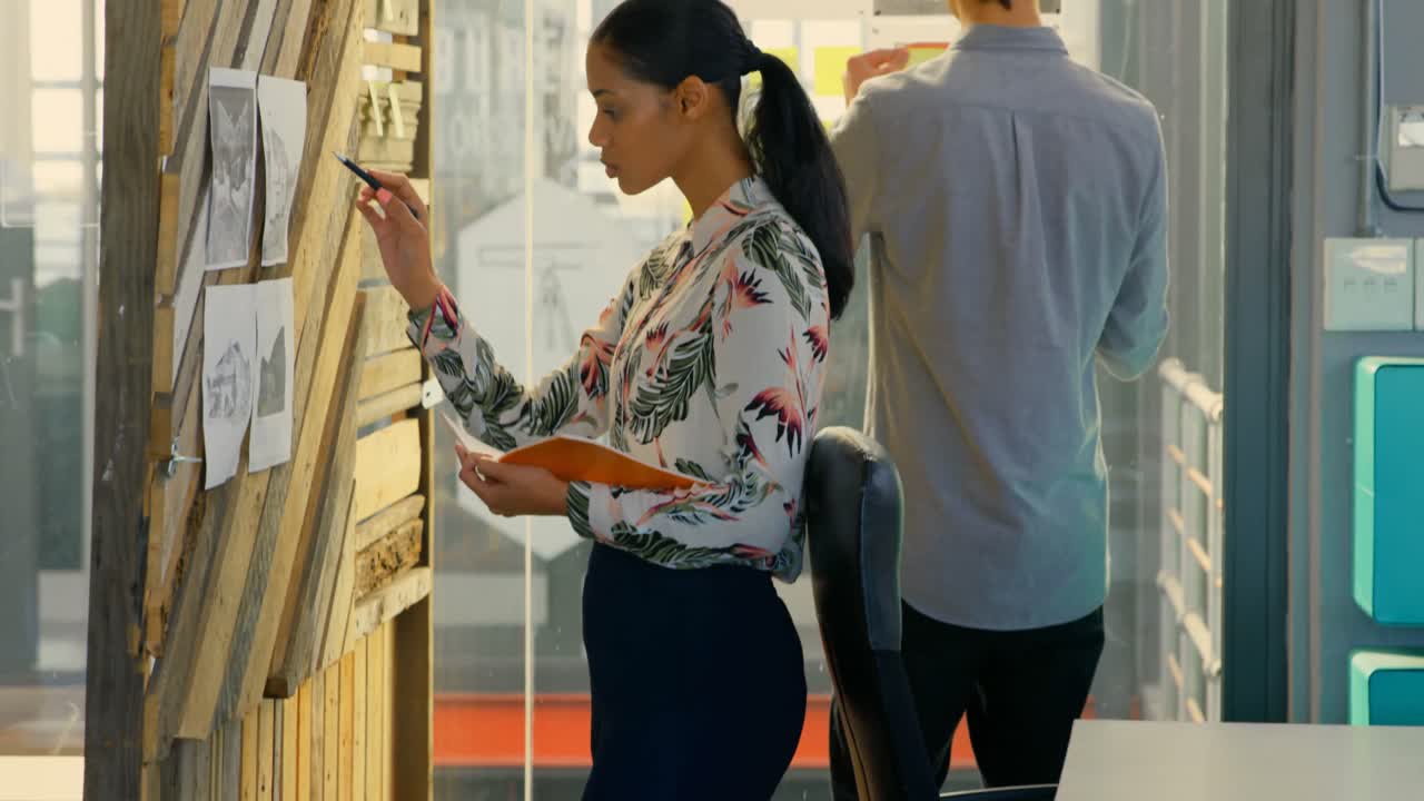 나무 벽 4k에 붙여진 이미지를 보는 임원