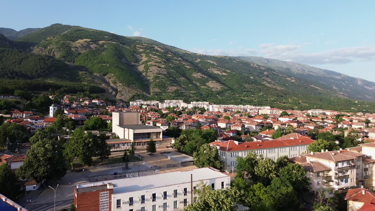 Yeşil bir dağ sırasının altındaki bir kasabanın güzel drone çekimi.