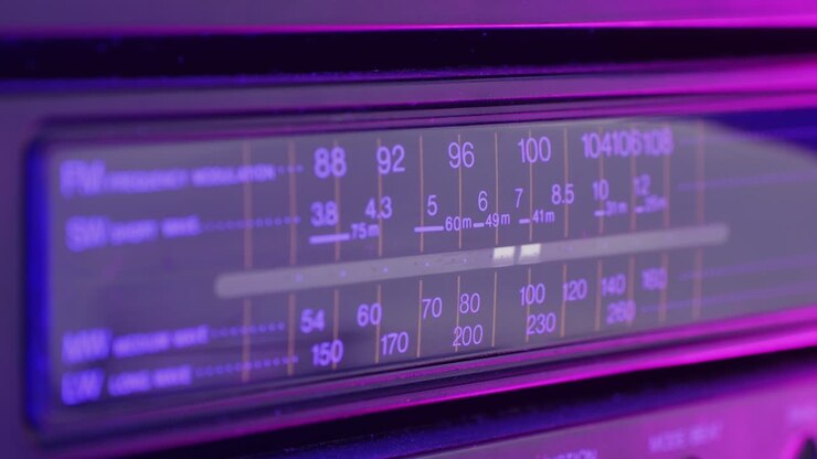 Registratore a cassette radio retrò in primo piano. Ascolto di musica, vecchio stereo portatile, ricerca del canale