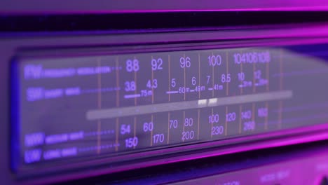 grabador de cinta de radio retro de primer plano. escuchando música, viejo reproductor de radio boombox, buscando canal.