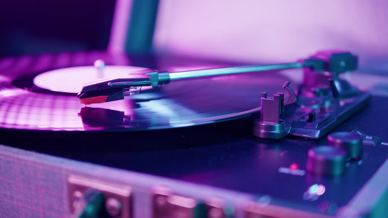Disco in vinile che gira su un giradischi con luci al neon