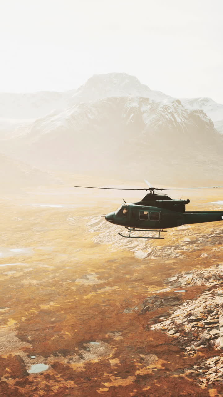 helicóptero volando sobre las montañas