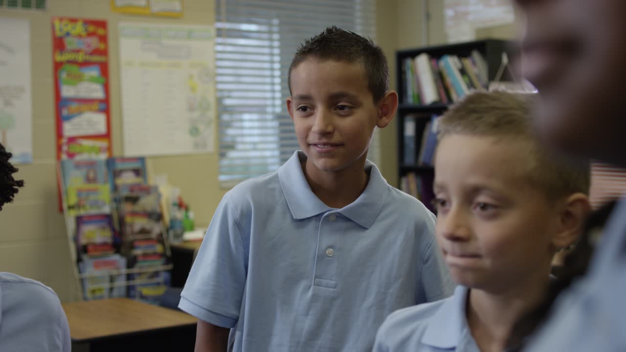 estudiantes de primaria o primaria en uniforme escuchan a la maestra dar instrucciones