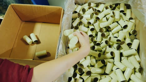 muchos corchos para botellas de vino el trabajo de la bodega