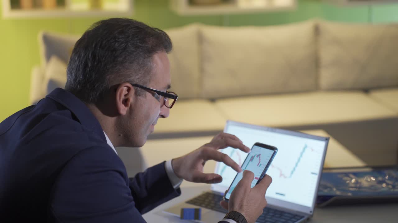 un hombre que paga con tarjeta de crédito compra un pagaré en el mercado de valores.