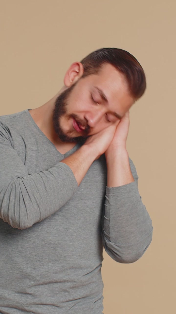 Uomo libanese sbadigliare sonnolento inattentivo sentirsi sonnolento pigro annoiato aperto sofferenza mancanza di sonno