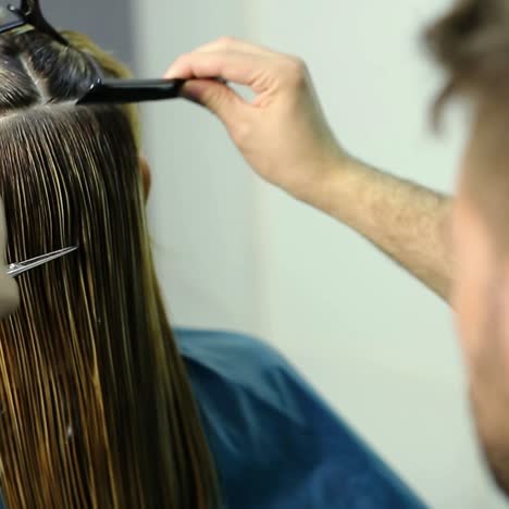 peluquero cortando el cabello