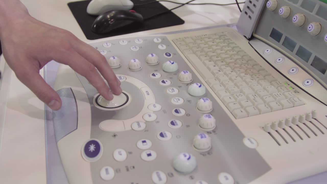 persona que opera una máquina de ultrasonido