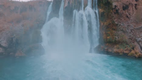 majestuosa cascada en un paisaje natural