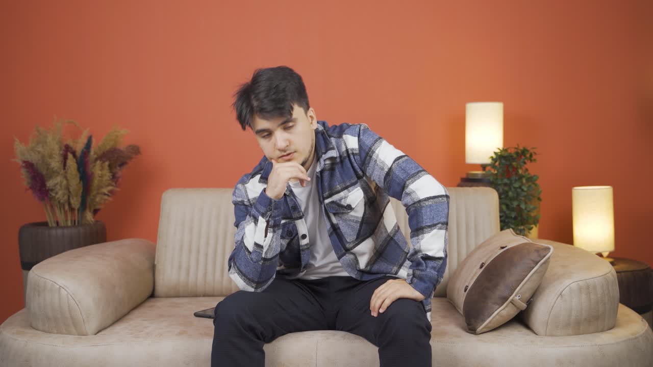 자기 자신에게 화를 내고 결함이 있는 사람.