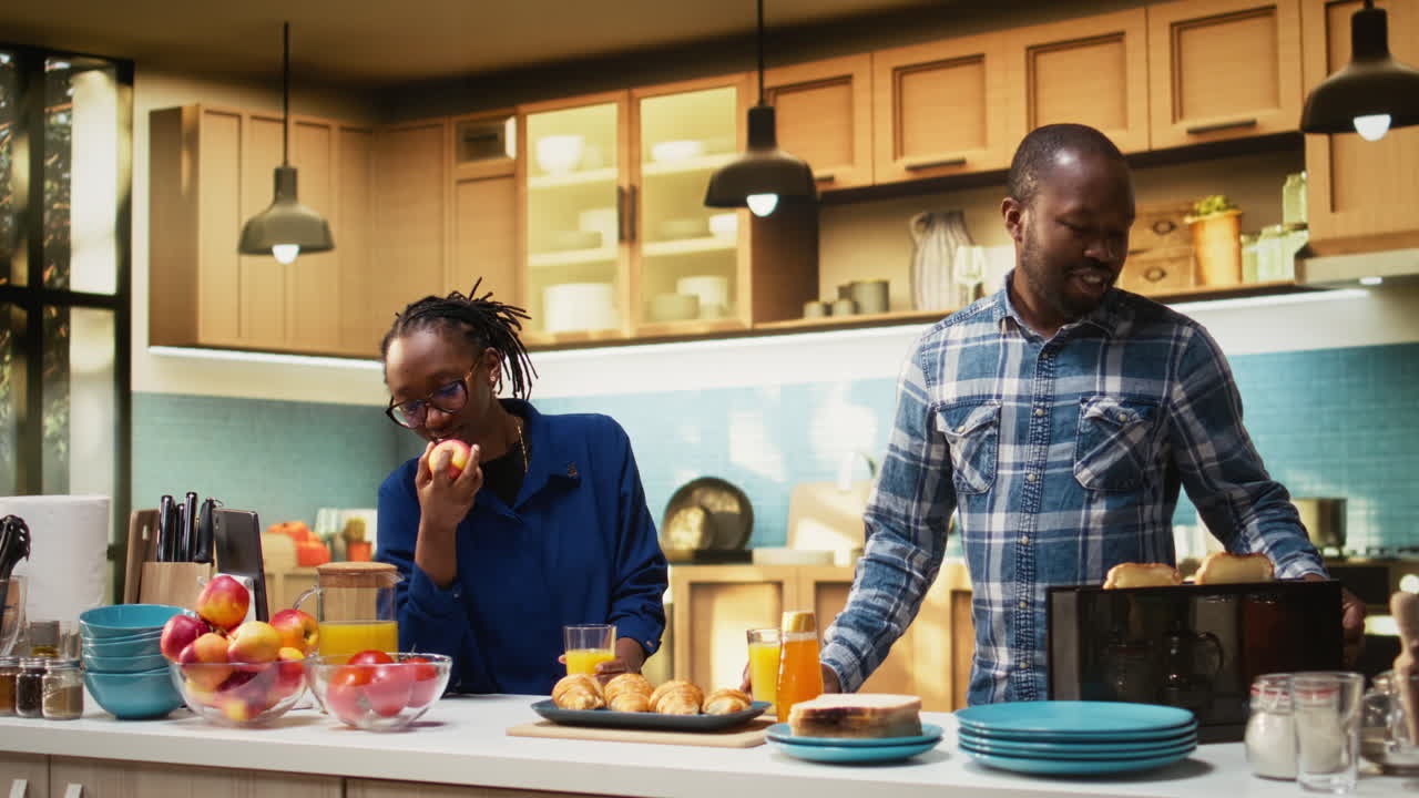 пара завтракает на кухне.
