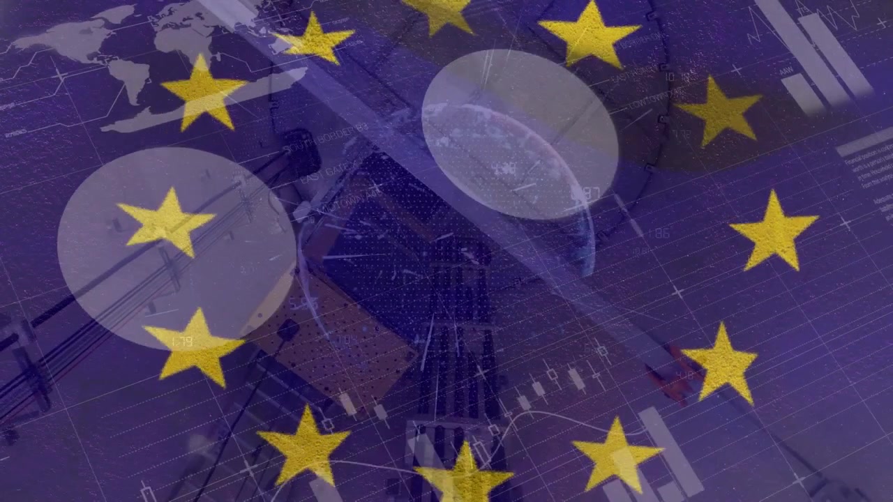 Animazione di elaborazione dati su bandiera UE e turbina eolica