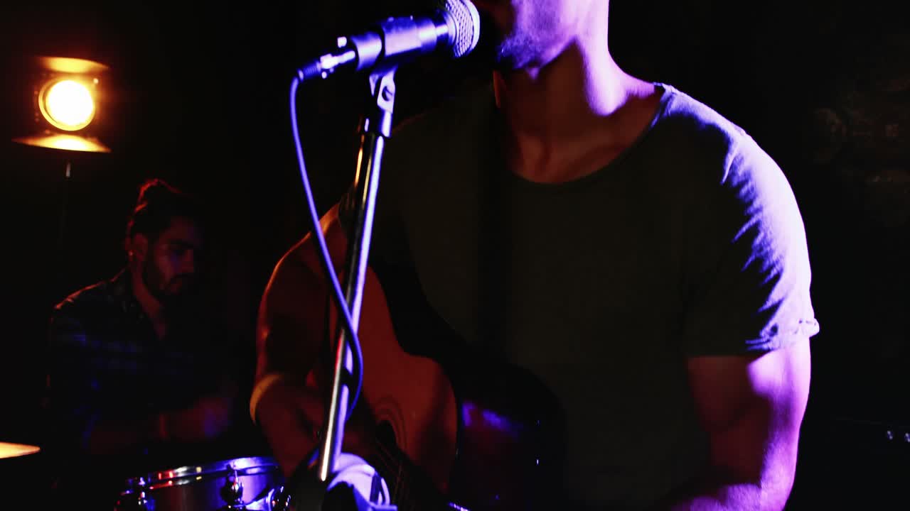 mujer fotografiando con cámara digital mientras los artistas realizan banda 4k