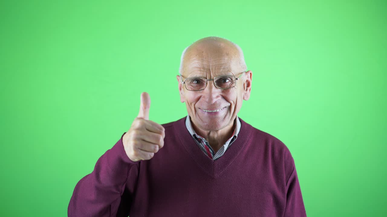 anciano feliz con gafas mostrando el pulgar hacia arriba