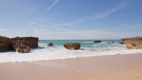 Mächtige-Wellen-Krachen-Gegen-Die-Felsen-Am-Strand-An-Der-Algarve,-Portugal