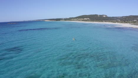 Surfista-Coge-Ola-En-Paddle-Board-A-Lo-Largo-De-La-Costa-De-España