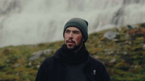 Apuesto-Hombre-Barbudo-Admirando-La-Naturaleza-Islandesa.-Camara-Lenta