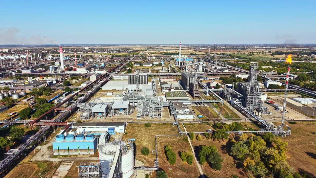 Sito industriale con impianti di produzione e condotte alla luce del giorno