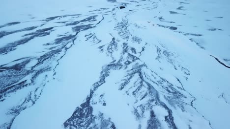 Paisaje-Congelado-Y-Cubierto-De-Nieve-De-Las-Montañas-Suizas,-Antena